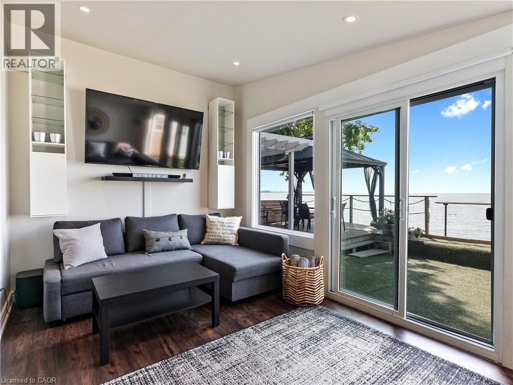 2712 North Shore Drive, Lowbanks, ON - Indoor Photo Showing Living Room