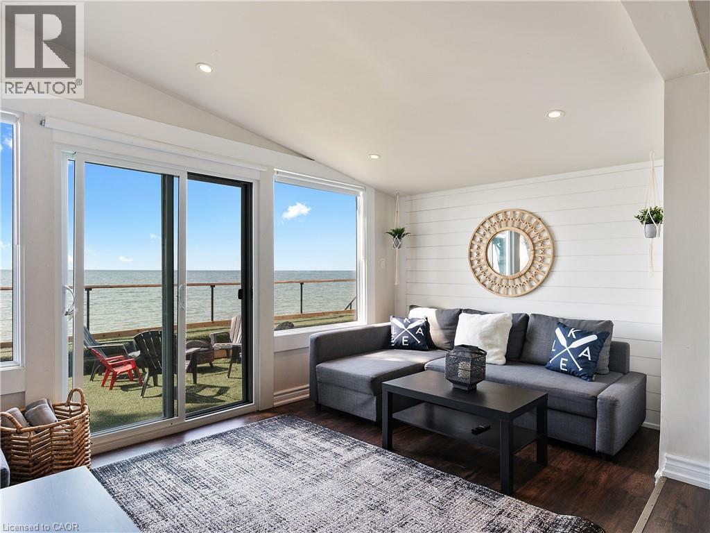 2712 North Shore Drive, Lowbanks, ON - Indoor Photo Showing Living Room