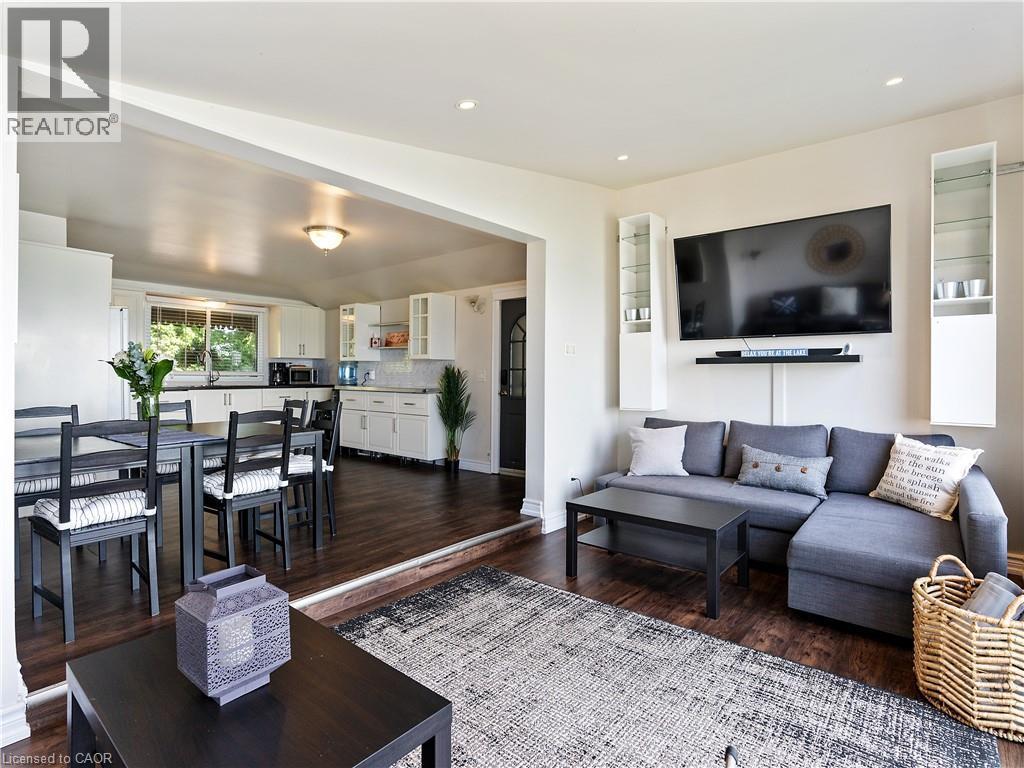 2712 North Shore Drive, Lowbanks, ON - Indoor Photo Showing Living Room