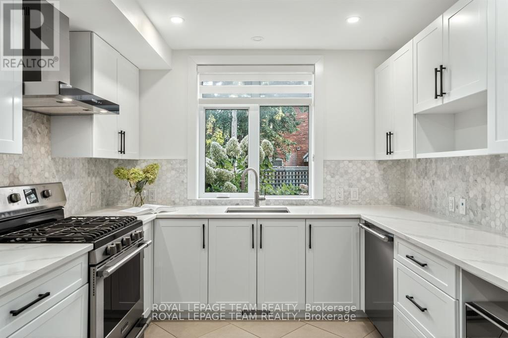 16 First Avenue, Ottawa, ON - Indoor Photo Showing Kitchen With Upgraded Kitchen