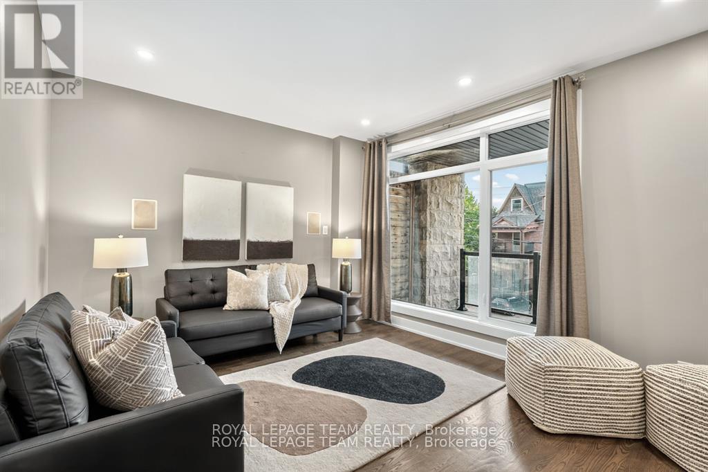 16 First Avenue, Ottawa, ON - Indoor Photo Showing Living Room