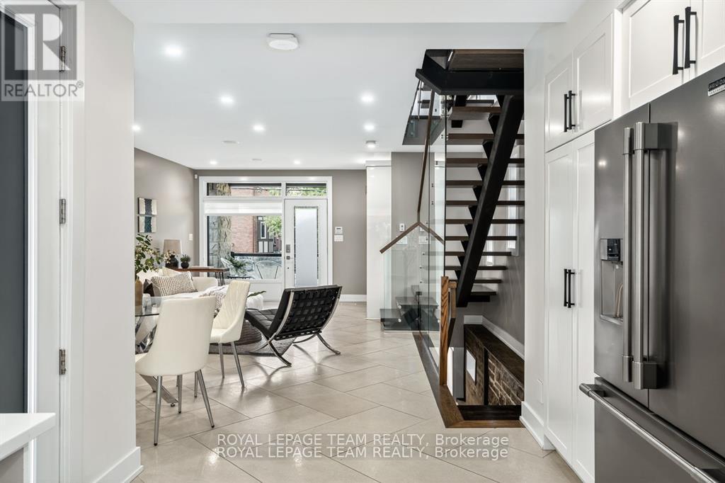 16 First Avenue, Ottawa, ON - Indoor