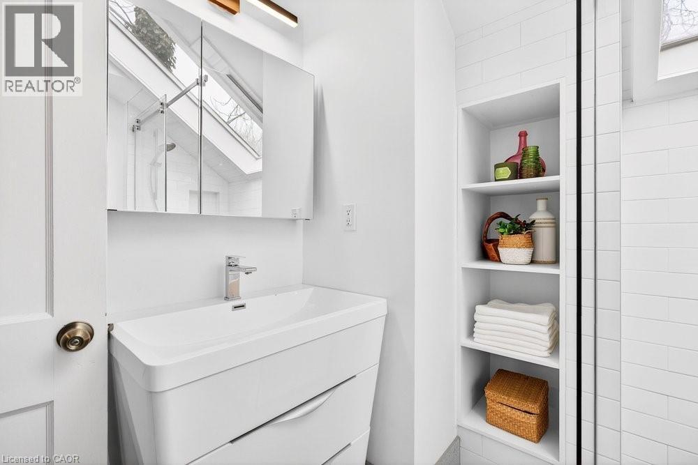 494 Martha Street, Burlington, ON - Indoor Photo Showing Bathroom