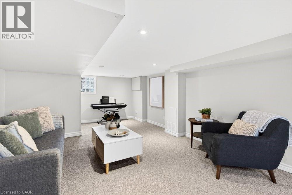 494 Martha Street, Burlington, ON - Indoor Photo Showing Living Room