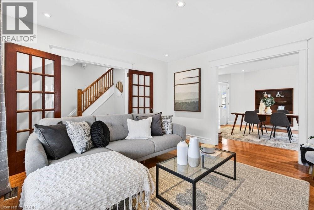 494 Martha Street, Burlington, ON - Indoor Photo Showing Living Room