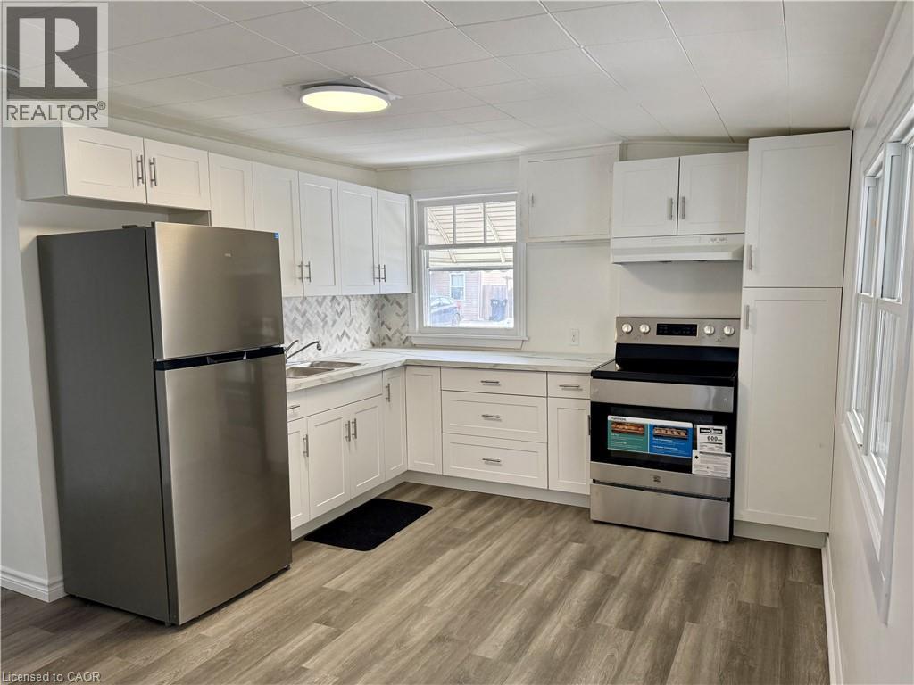 20 Mcnaughton Avenue, Wallaceburg, ON - Indoor Photo Showing Kitchen