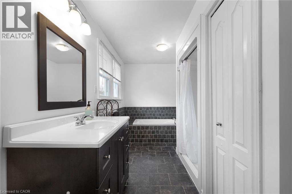 433 Northern Avenue, Delhi, ON - Indoor Photo Showing Bathroom