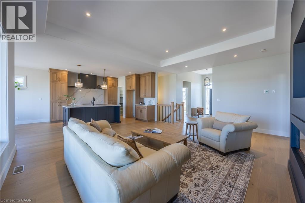 34 Andrew Avenue, Simcoe, ON - Indoor Photo Showing Living Room