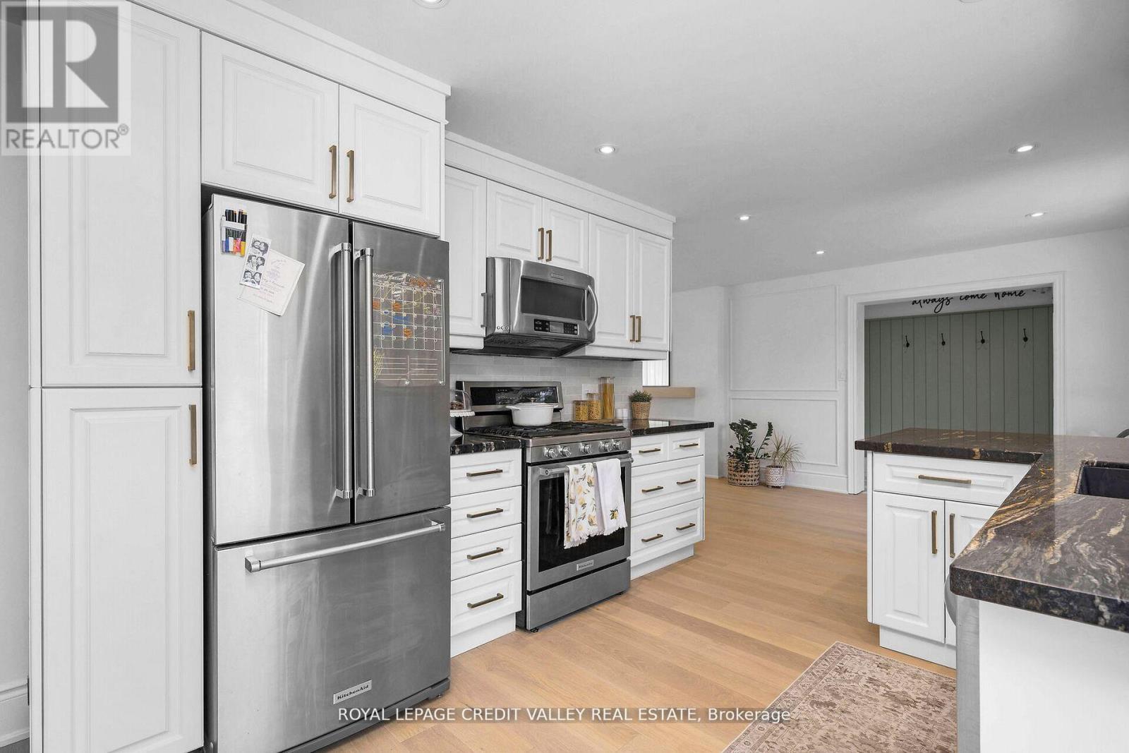 47 Larry Street, Caledon, ON - Indoor Photo Showing Kitchen