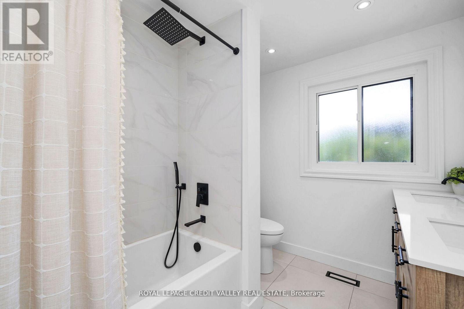 47 Larry Street, Caledon, ON - Indoor Photo Showing Bathroom