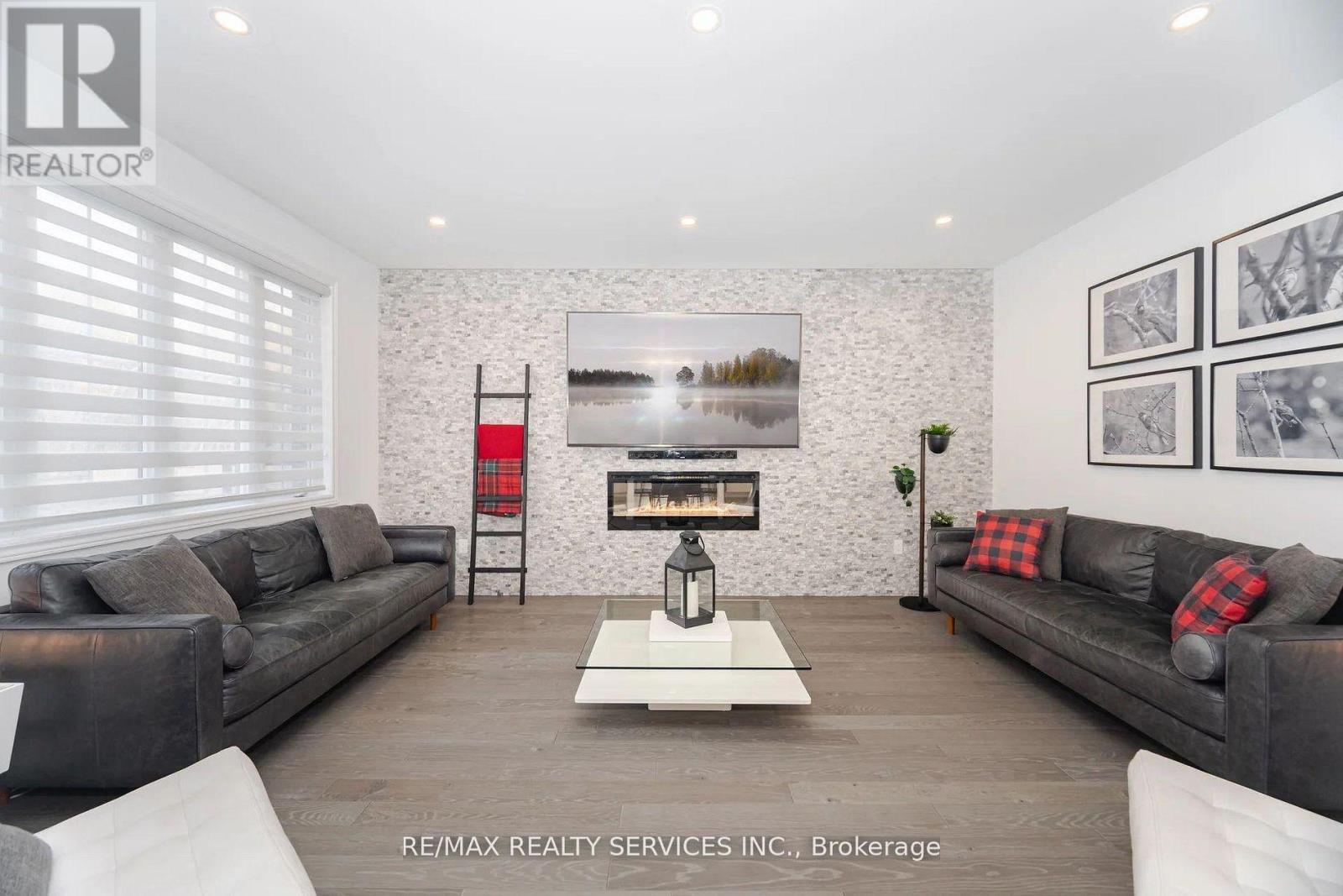 112 Newhouse Boulevard, Caledon, ON - Indoor Photo Showing Living Room With Fireplace