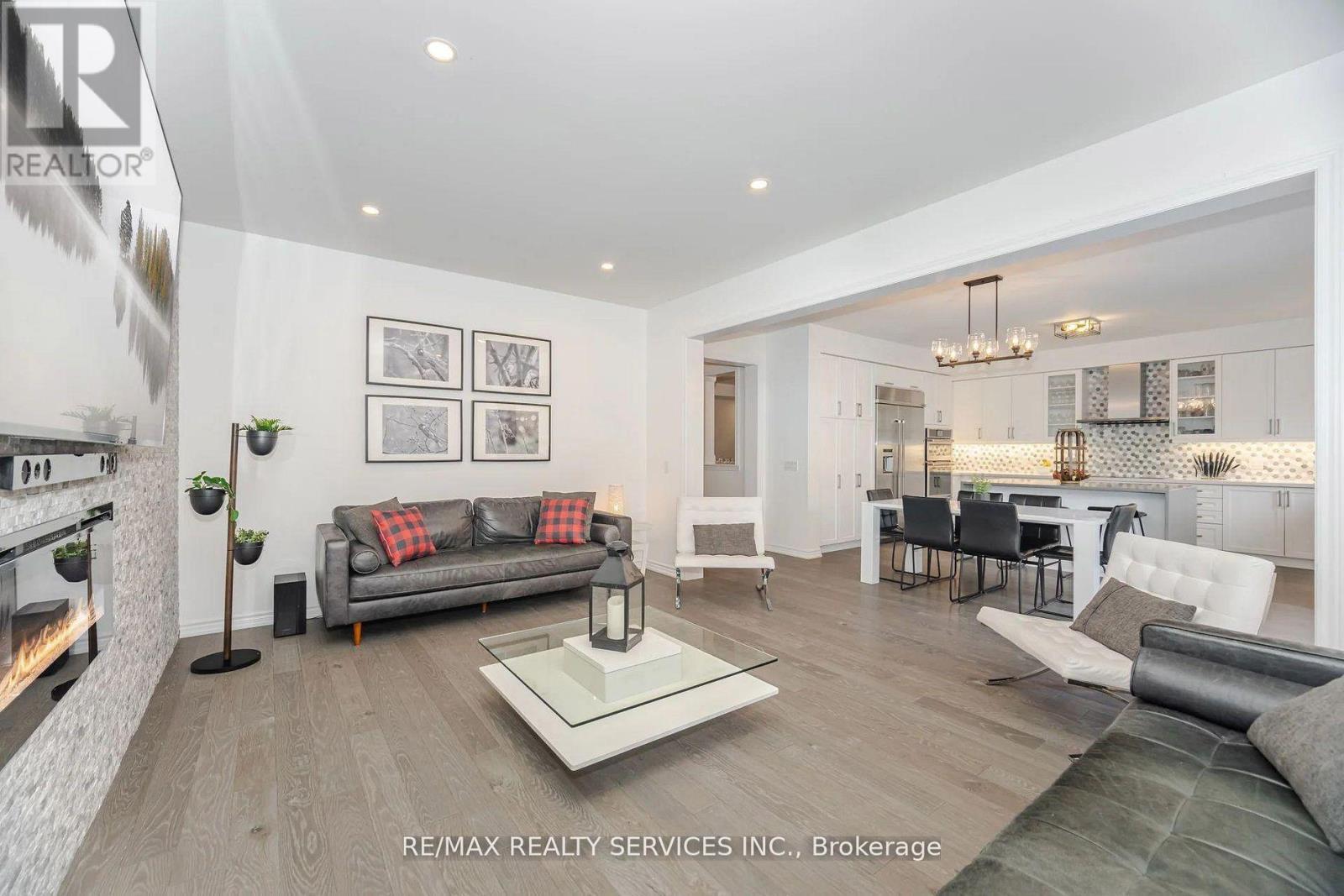 112 Newhouse Boulevard, Caledon, ON - Indoor Photo Showing Living Room With Fireplace