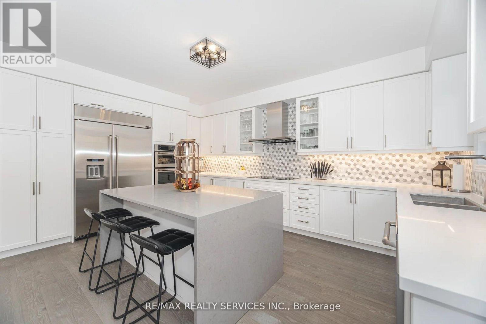 112 Newhouse Boulevard, Caledon, ON - Indoor Photo Showing Kitchen With Upgraded Kitchen