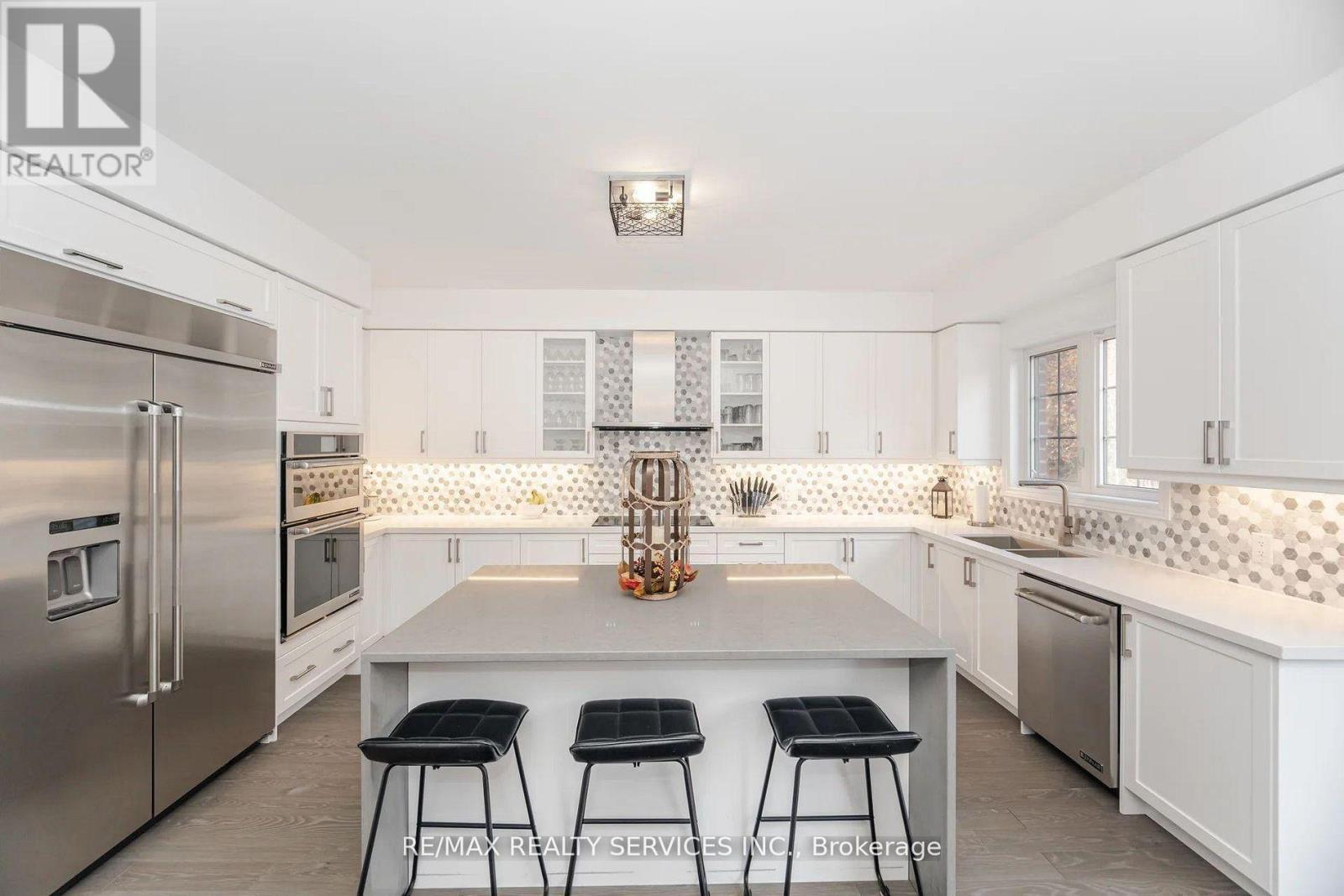112 Newhouse Boulevard, Caledon, ON - Indoor Photo Showing Kitchen With Upgraded Kitchen