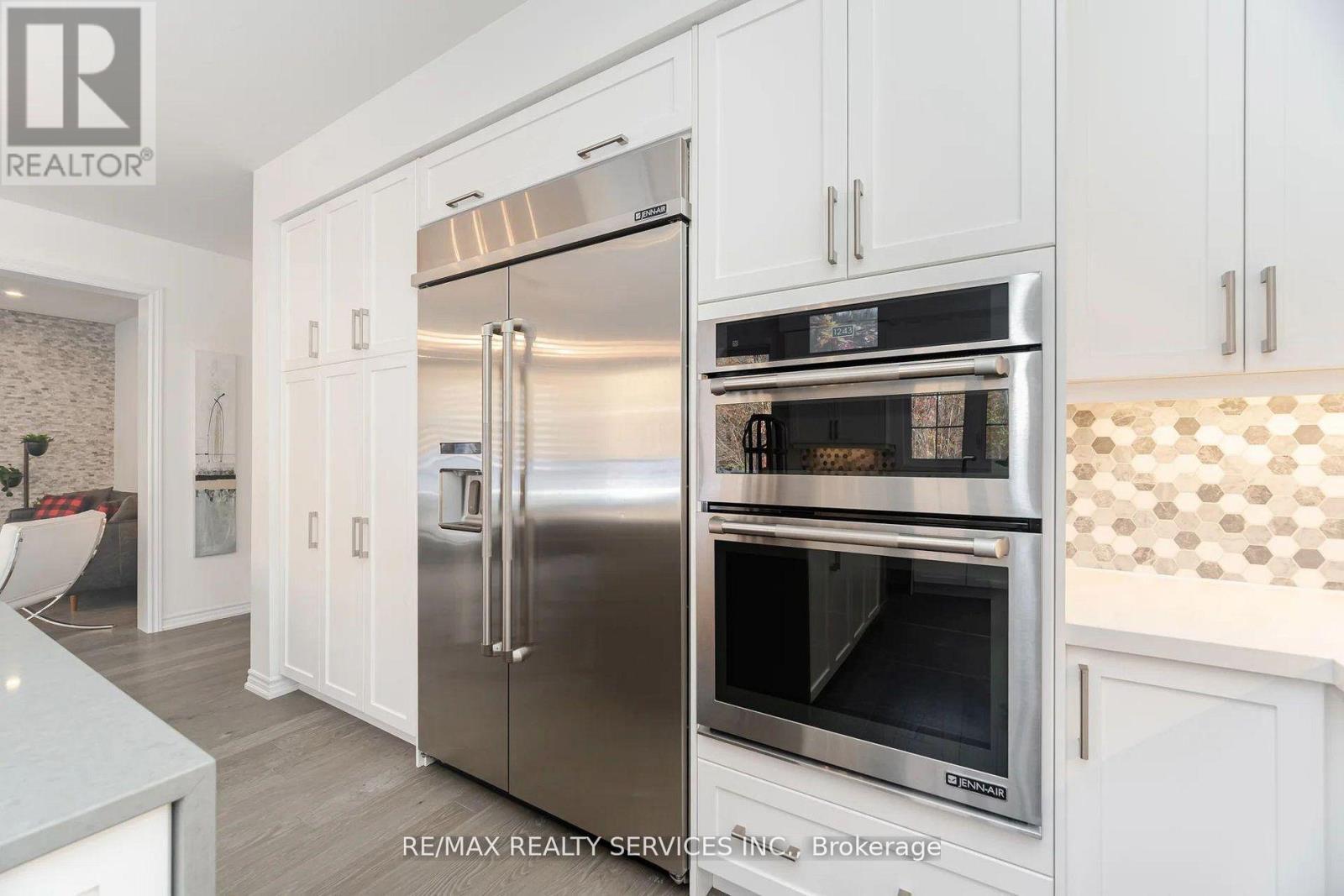 112 Newhouse Boulevard, Caledon, ON - Indoor Photo Showing Kitchen