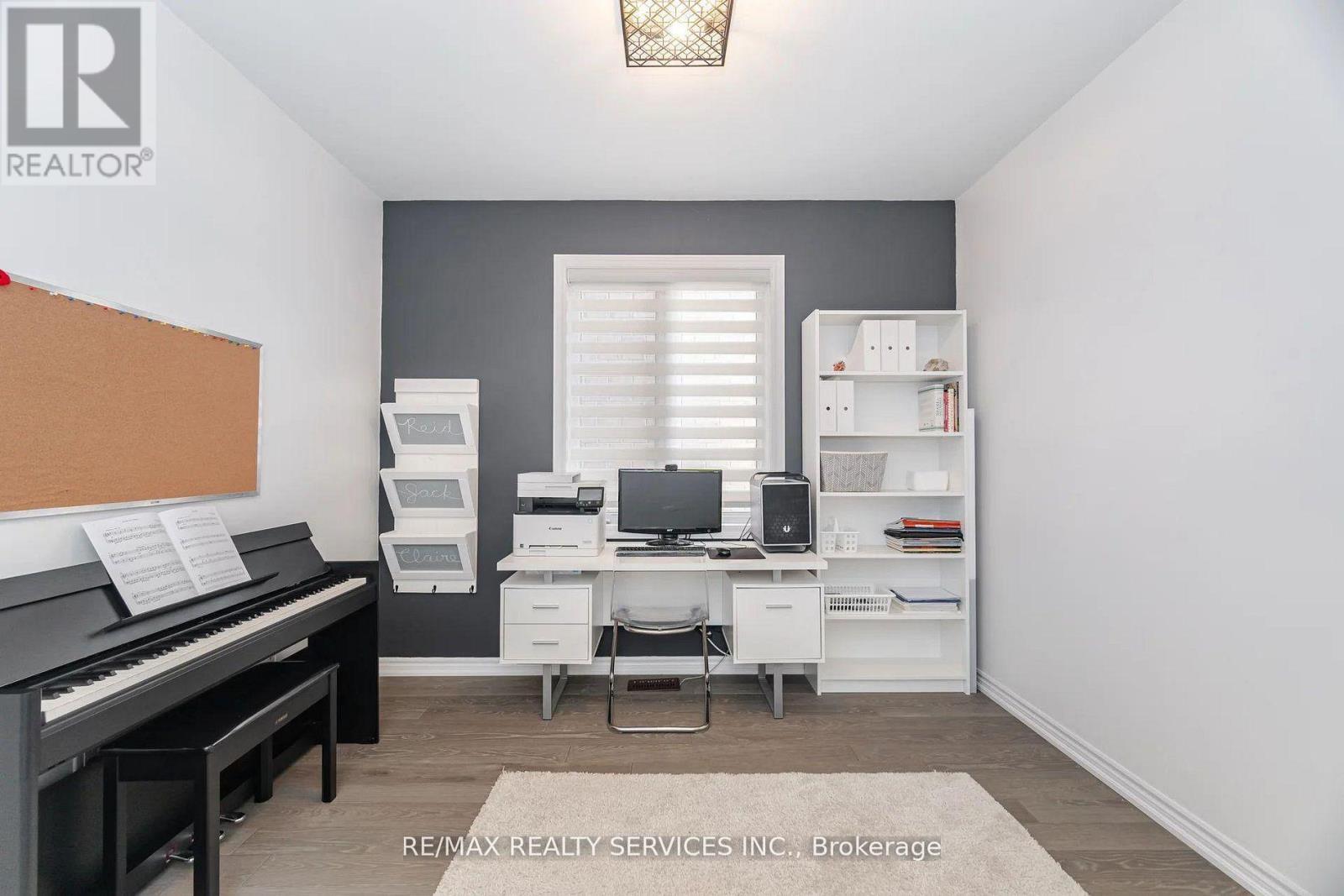 112 Newhouse Boulevard, Caledon, ON - Indoor Photo Showing Office