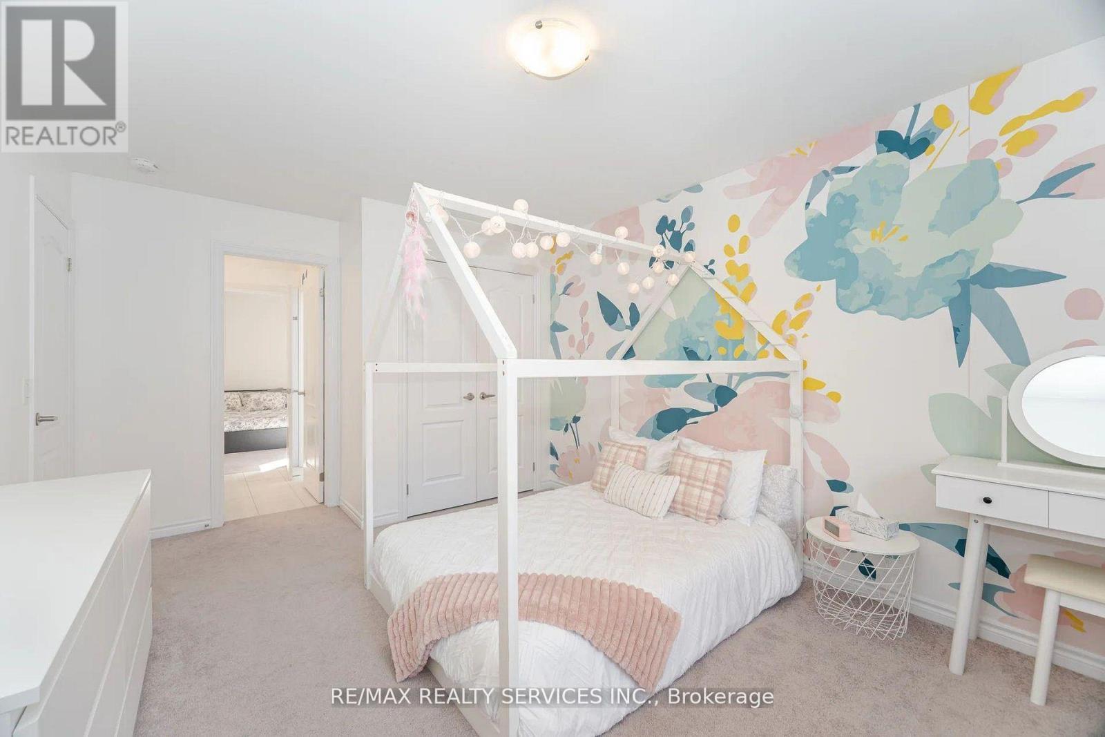 112 Newhouse Boulevard, Caledon, ON - Indoor Photo Showing Bedroom