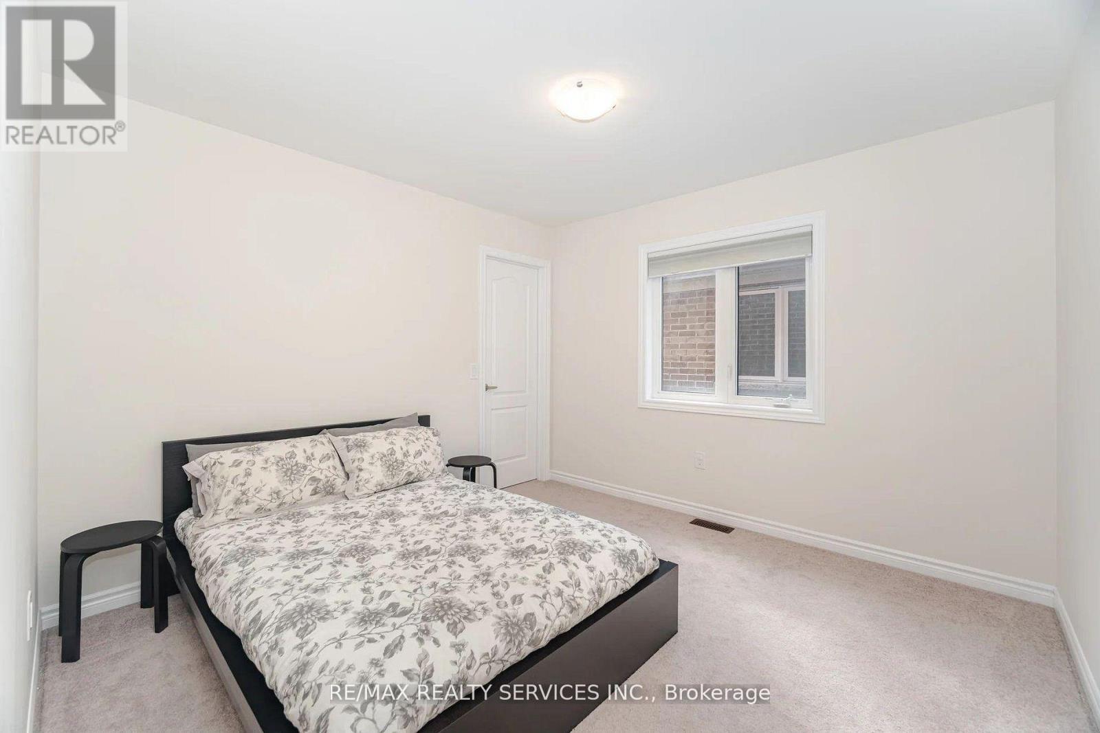 112 Newhouse Boulevard, Caledon, ON - Indoor Photo Showing Bedroom