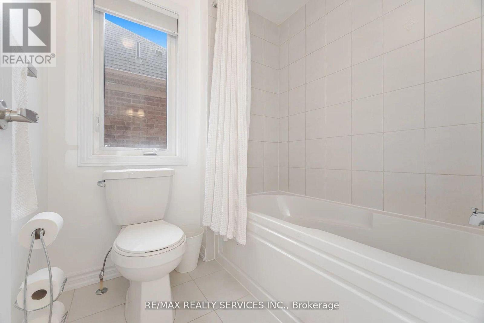 112 Newhouse Boulevard, Caledon, ON - Indoor Photo Showing Bathroom