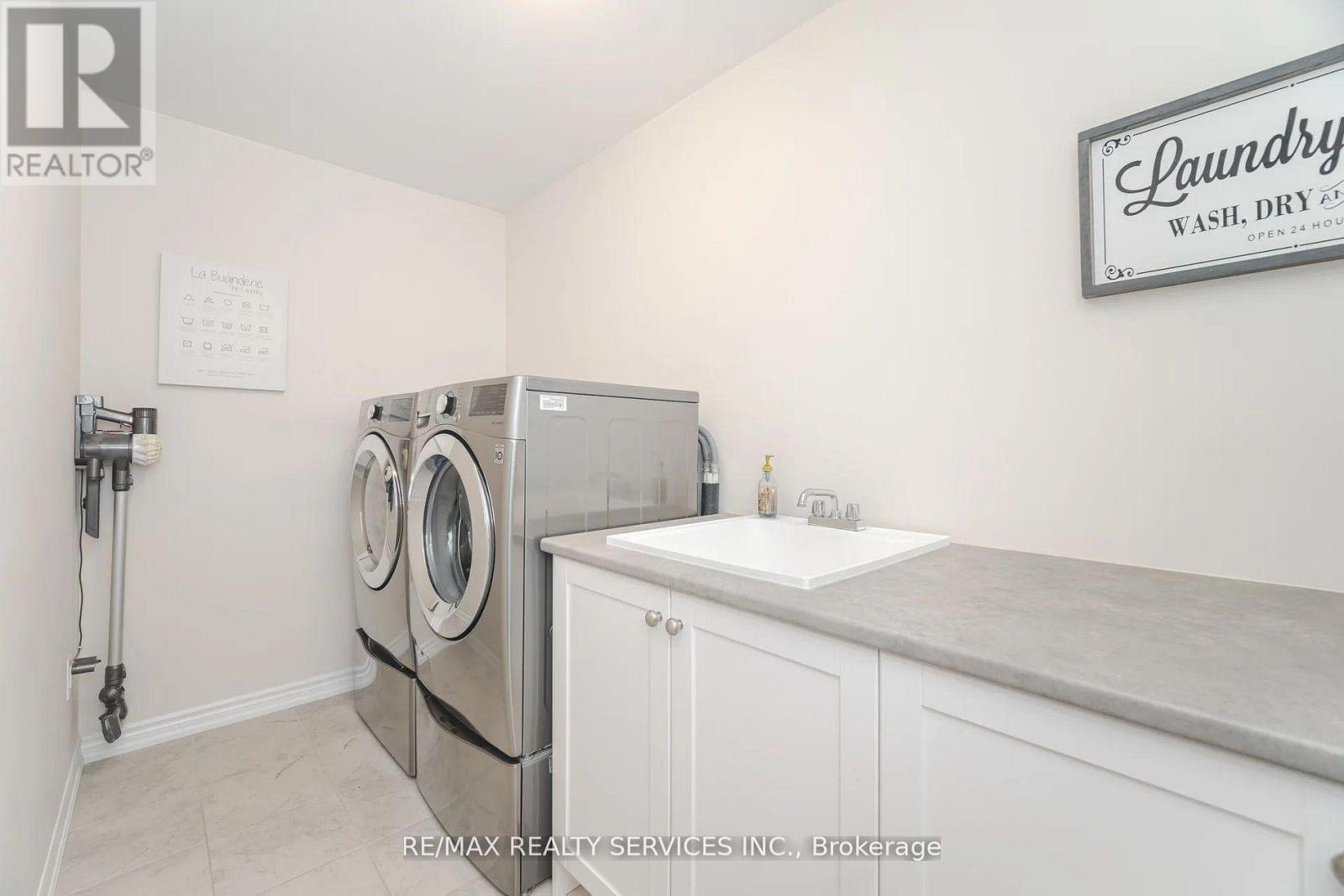 112 Newhouse Boulevard, Caledon, ON - Indoor Photo Showing Laundry Room