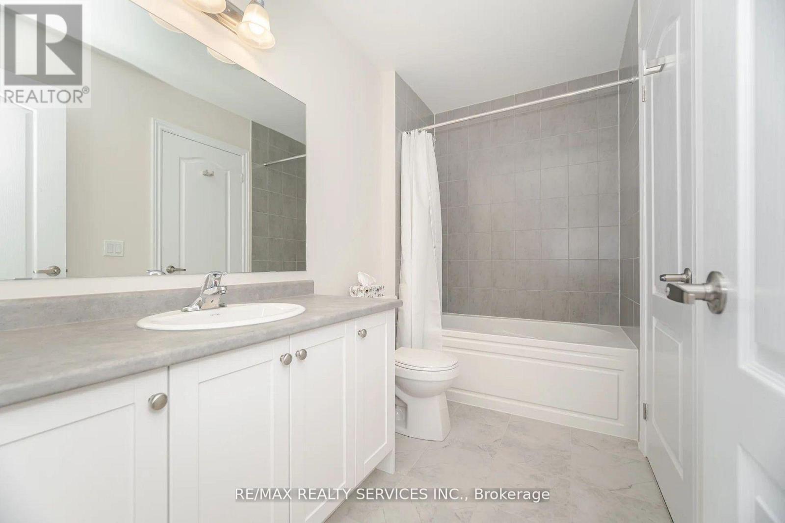 112 Newhouse Boulevard, Caledon, ON - Indoor Photo Showing Bathroom