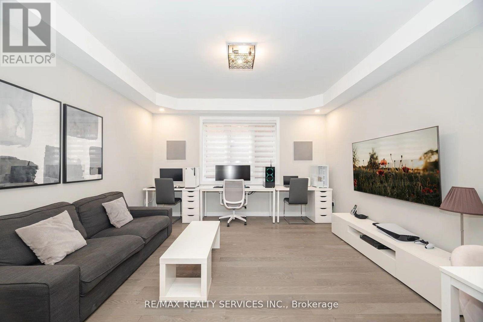 112 Newhouse Boulevard, Caledon, ON - Indoor Photo Showing Living Room