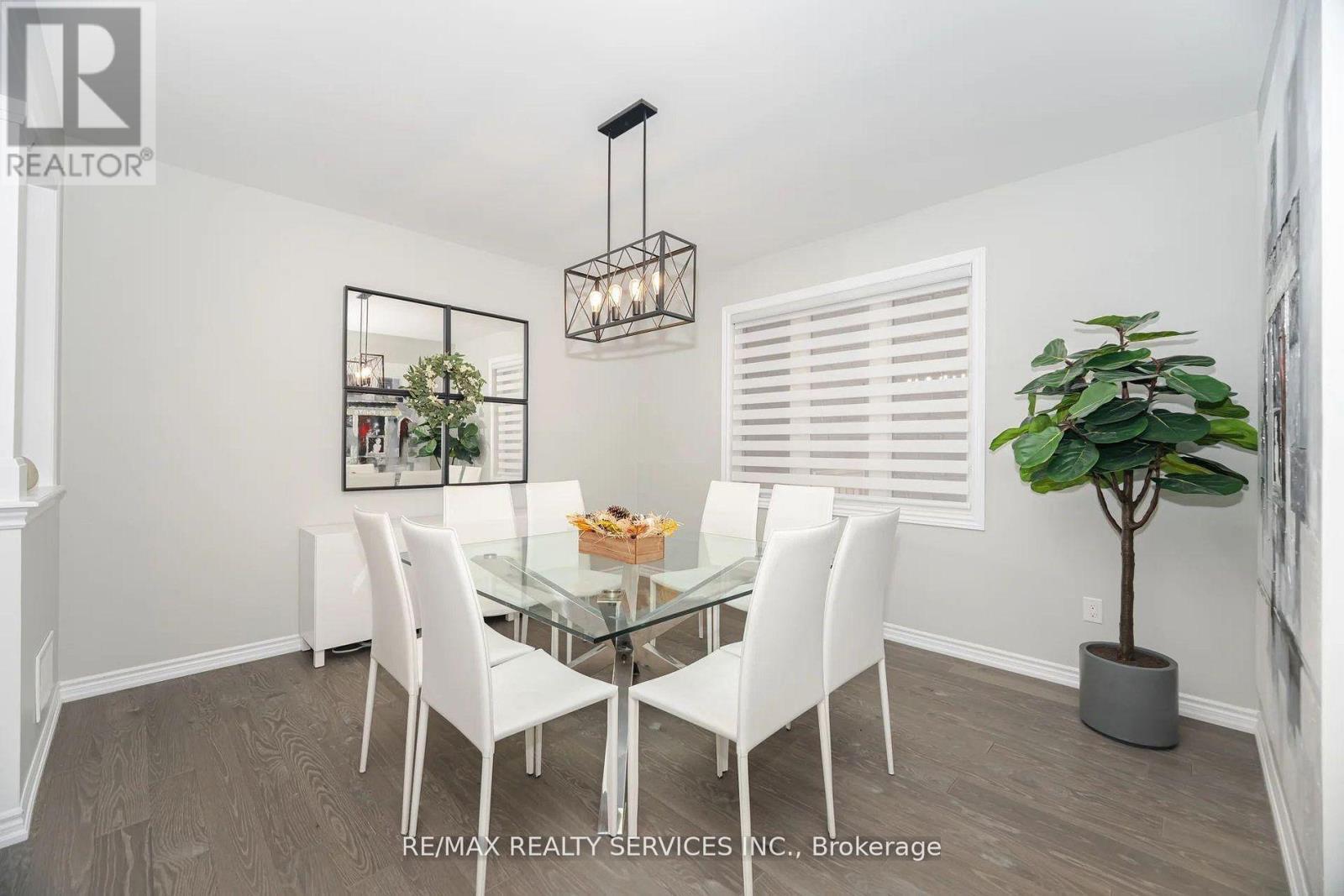 112 Newhouse Boulevard, Caledon, ON - Indoor Photo Showing Dining Room