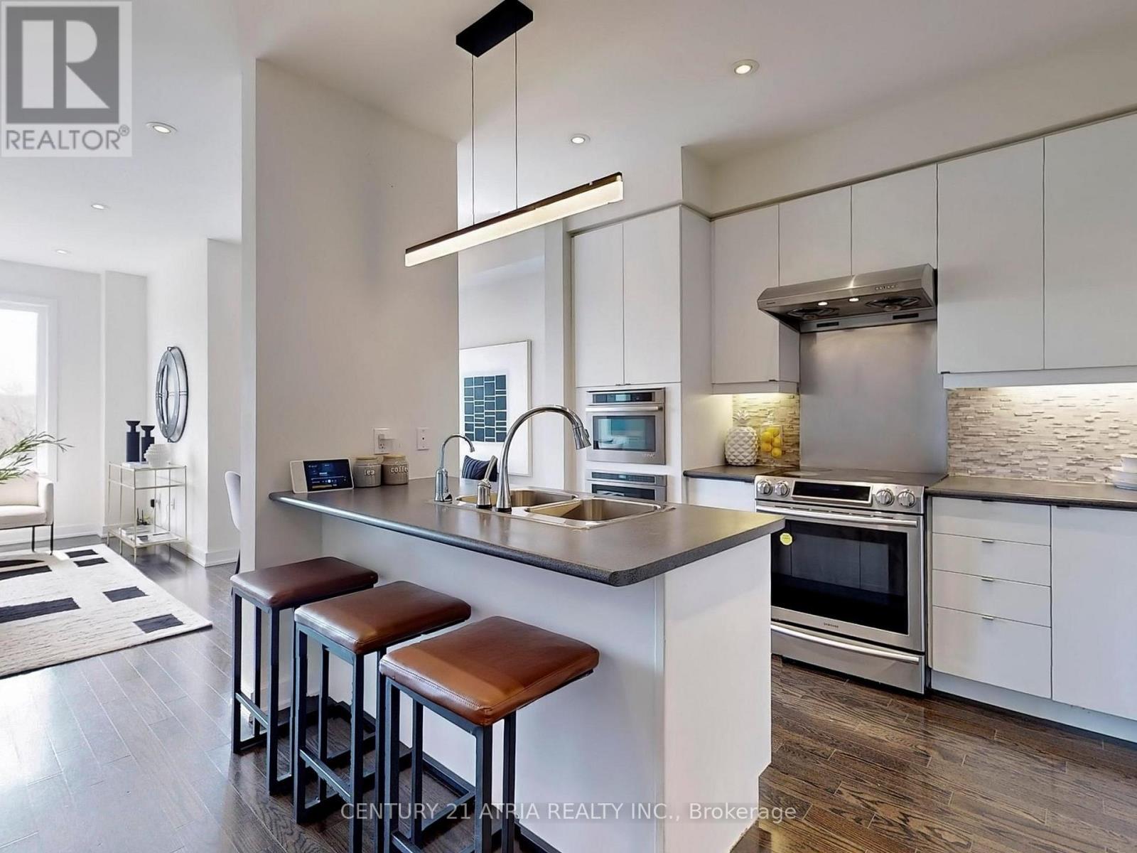105 Anchusa Drive, Richmond Hill, ON - Indoor Photo Showing Kitchen With Double Sink With Upgraded Kitchen