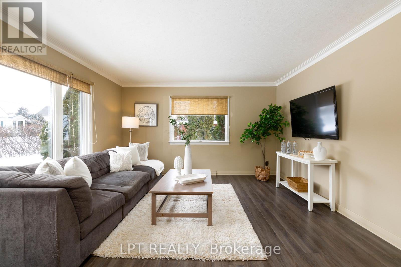37 Malone Road, Georgina, ON - Indoor Photo Showing Living Room