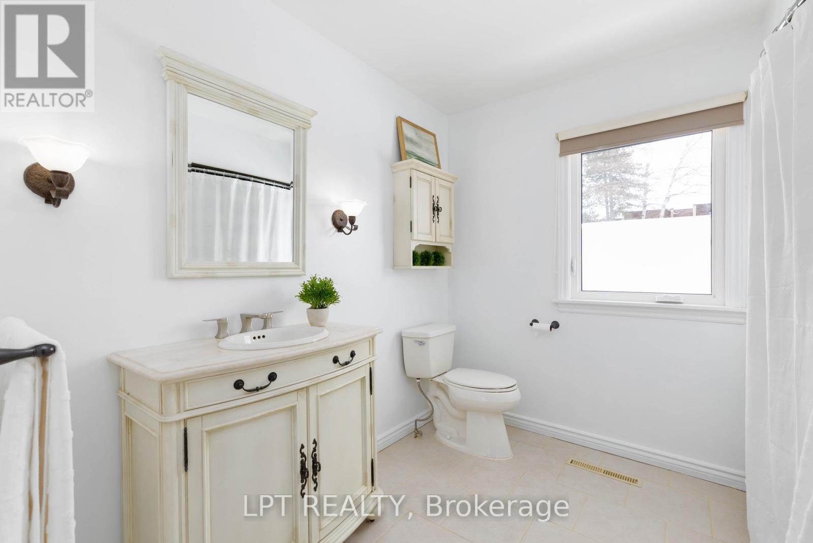 Full Bathroom - 37 Malone Road, Georgina, ON - Indoor Photo Showing Bathroom