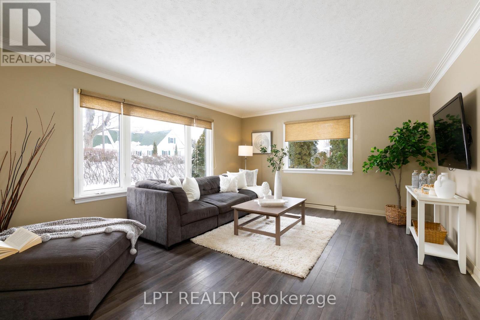 Living Room - 37 Malone Road, Georgina, ON - Indoor Photo Showing Living Room