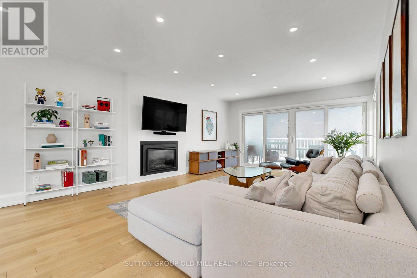 1 Farningham Crescent, Toronto, ON - Indoor Photo Showing Living Room With Fireplace