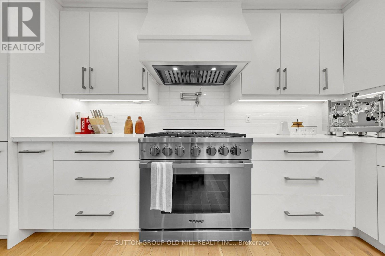 1 Farningham Crescent, Toronto, ON - Indoor Photo Showing Kitchen With Upgraded Kitchen