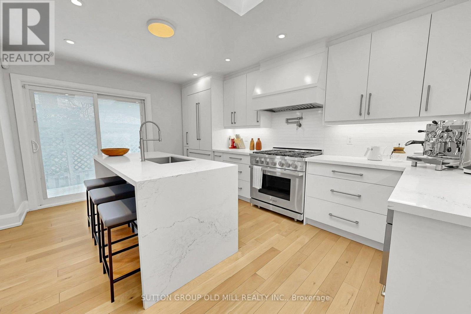 1 Farningham Crescent, Toronto, ON - Indoor Photo Showing Kitchen With Upgraded Kitchen