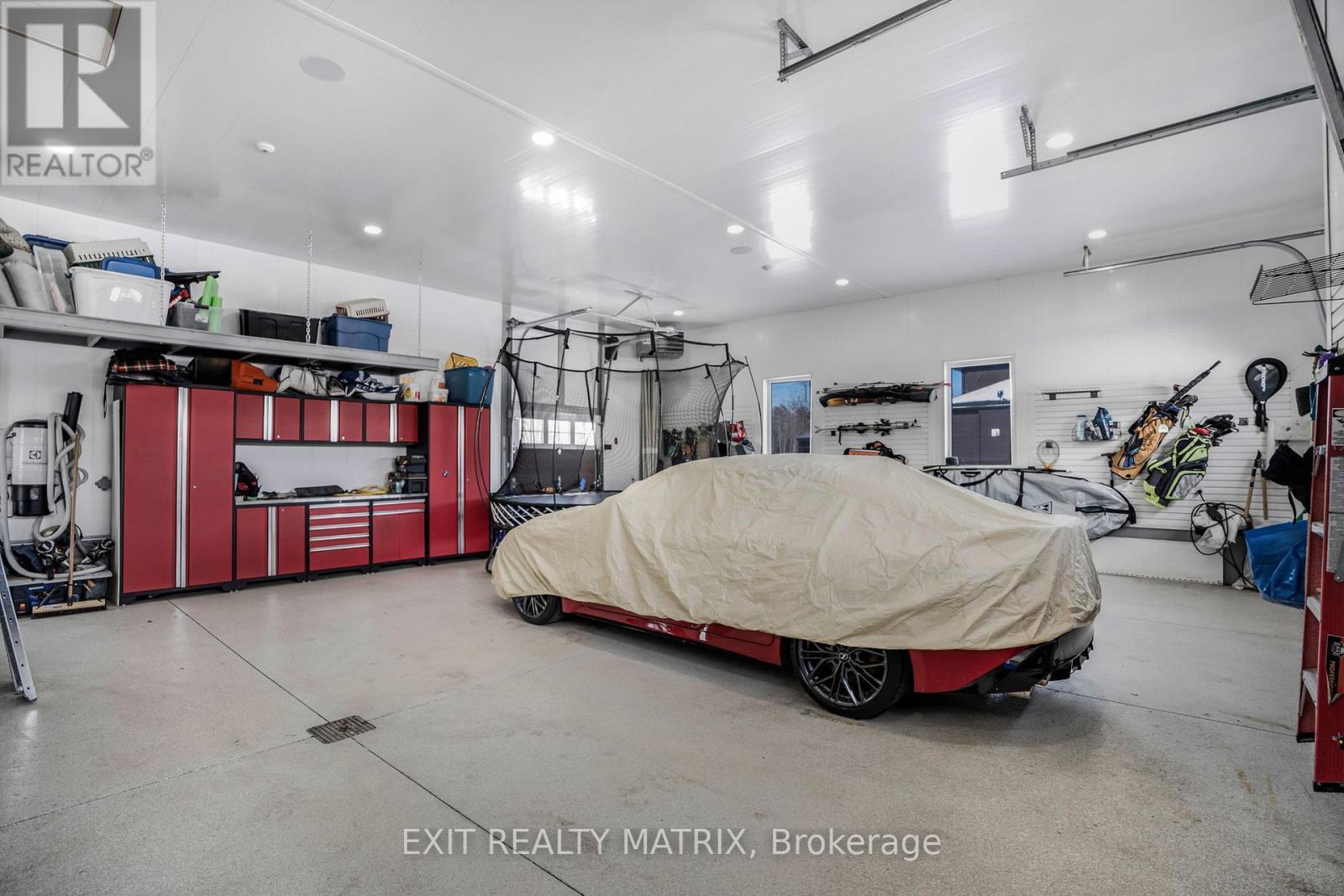 58 De La Seigneurie Street, Champlain, ON - Indoor Photo Showing Garage