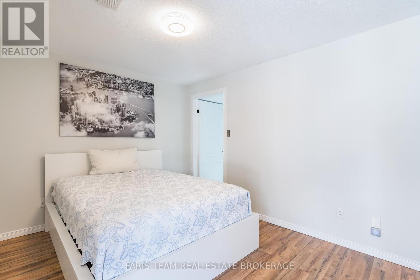 81 Wallace Street, New Tecumseth, ON - Indoor Photo Showing Bedroom