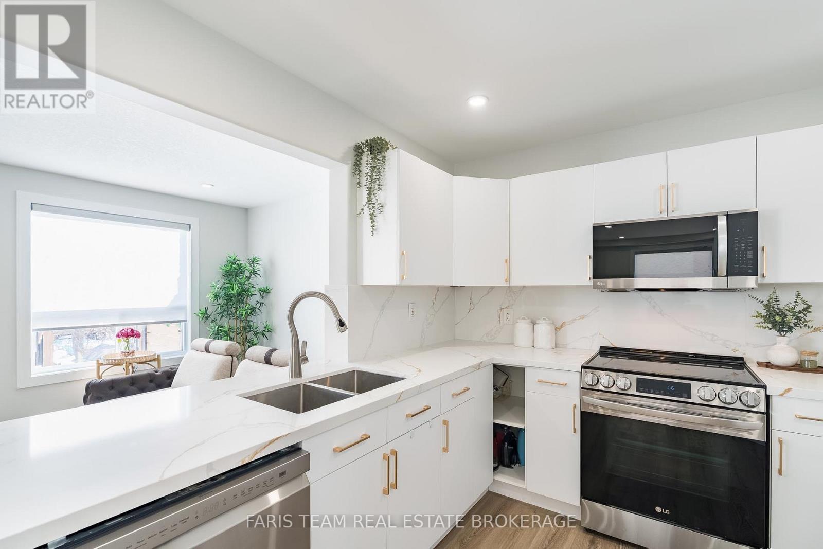 81 Wallace Street, New Tecumseth, ON - Indoor Photo Showing Kitchen With Double Sink With Upgraded Kitchen