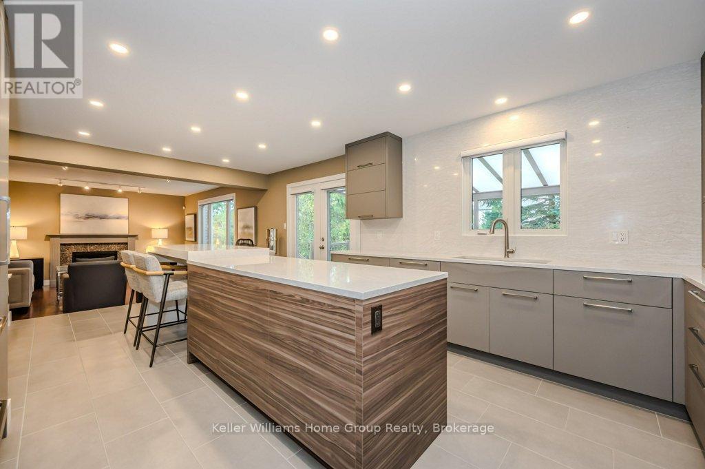 6 Cummings Court, Guelph (Pineridge/Westminster Woods), ON - Indoor Photo Showing Kitchen With Upgraded Kitchen