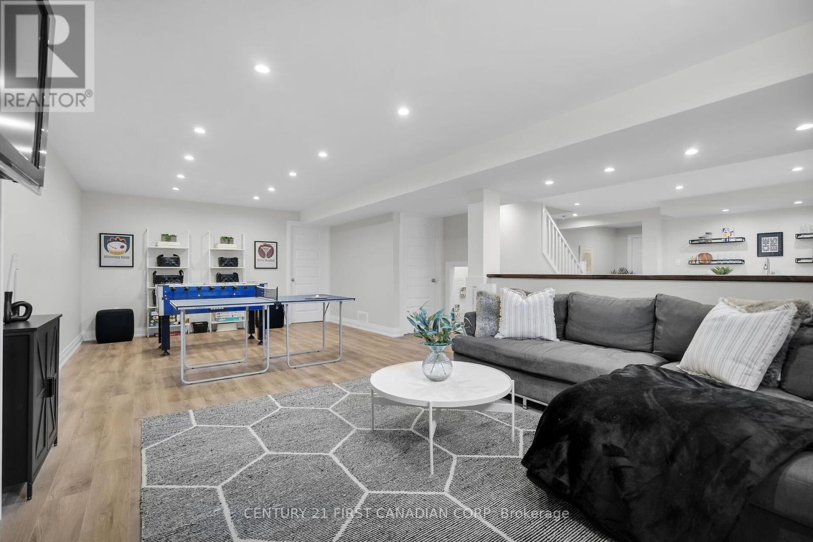 134 Staffordshire Court, London North (North L), ON - Indoor Photo Showing Living Room