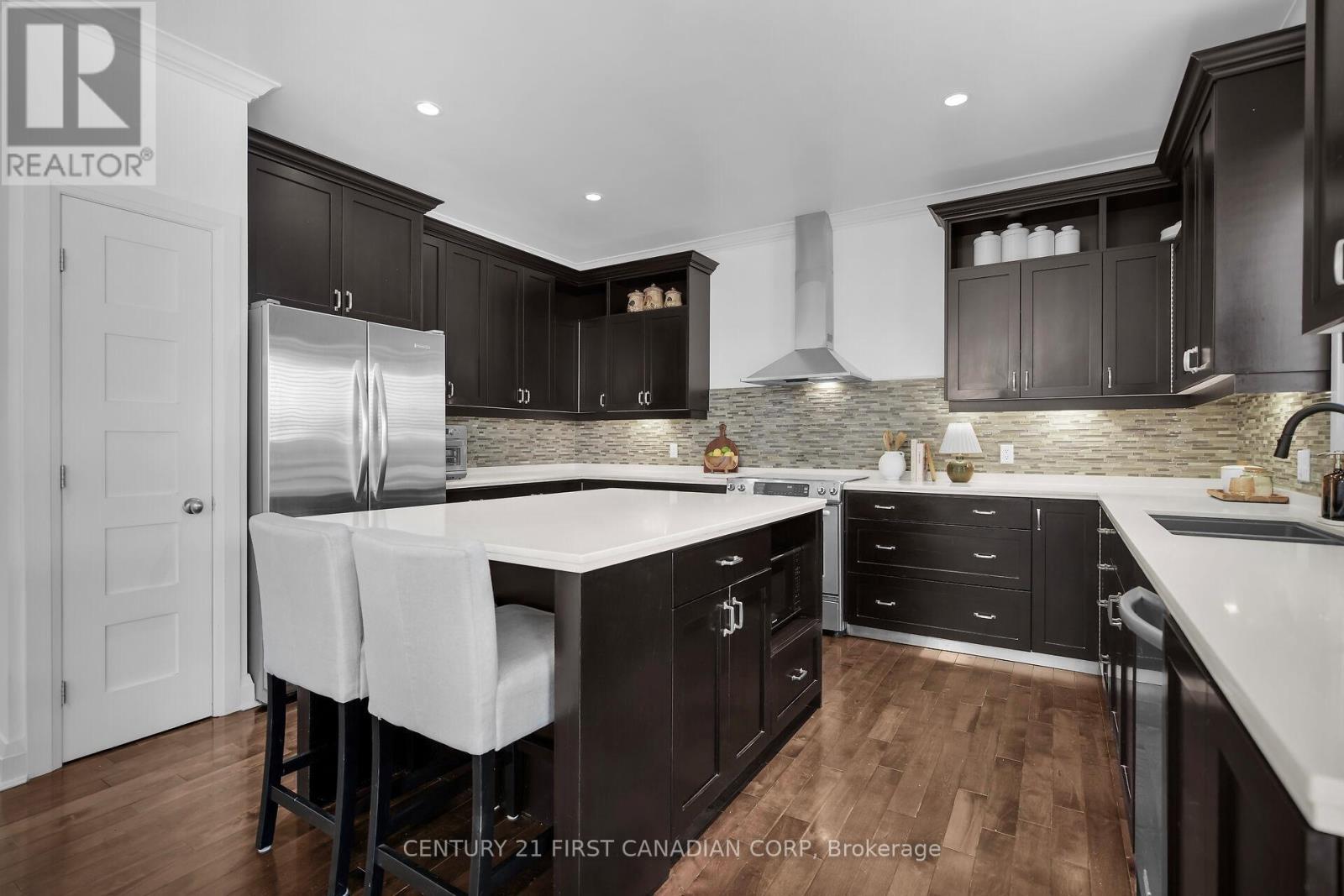 134 Staffordshire Court, London North (North L), ON - Indoor Photo Showing Kitchen With Upgraded Kitchen