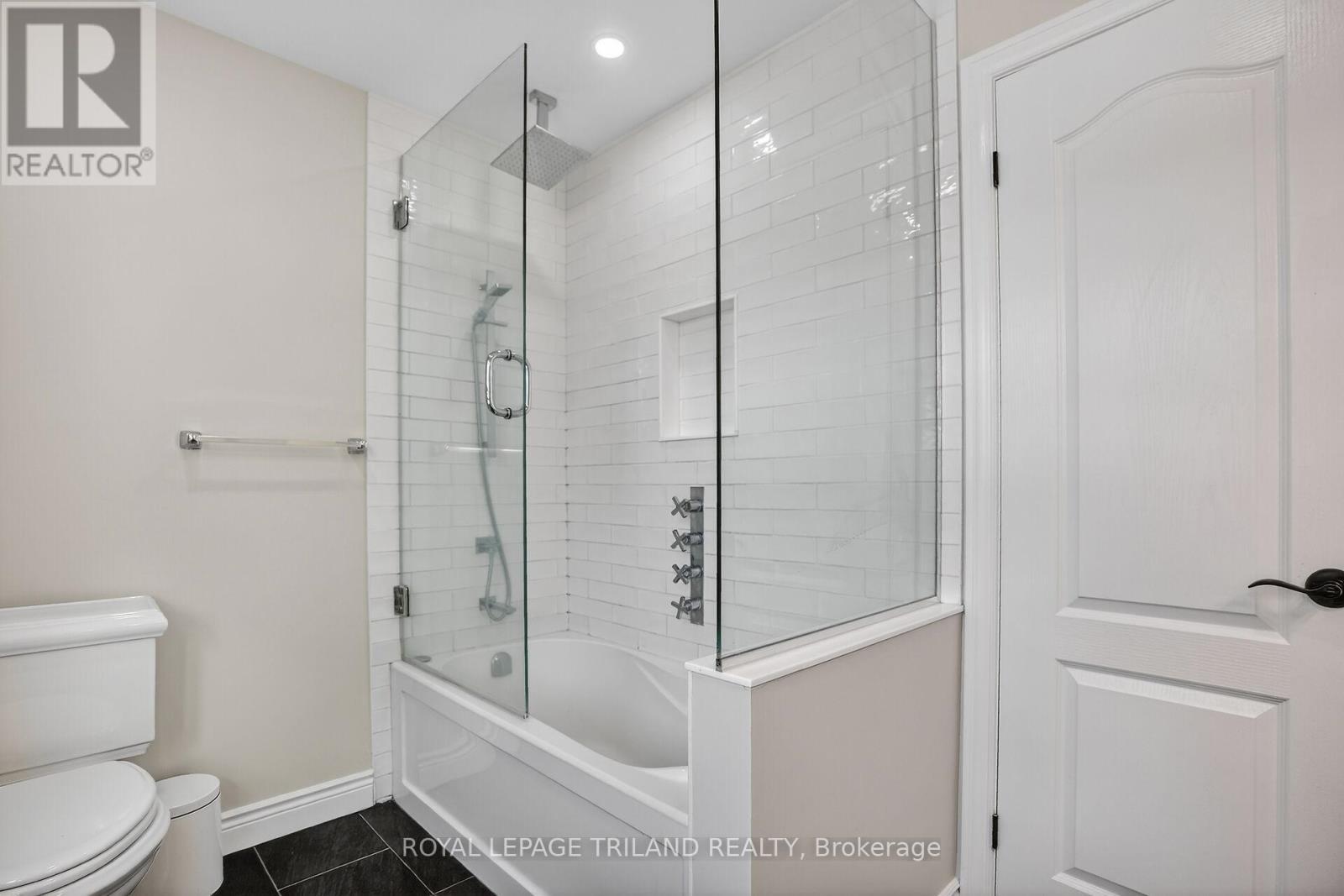 Upper Floor: Bathroom - 88 Salem Court, London South (South P), ON - Indoor Photo Showing Bathroom