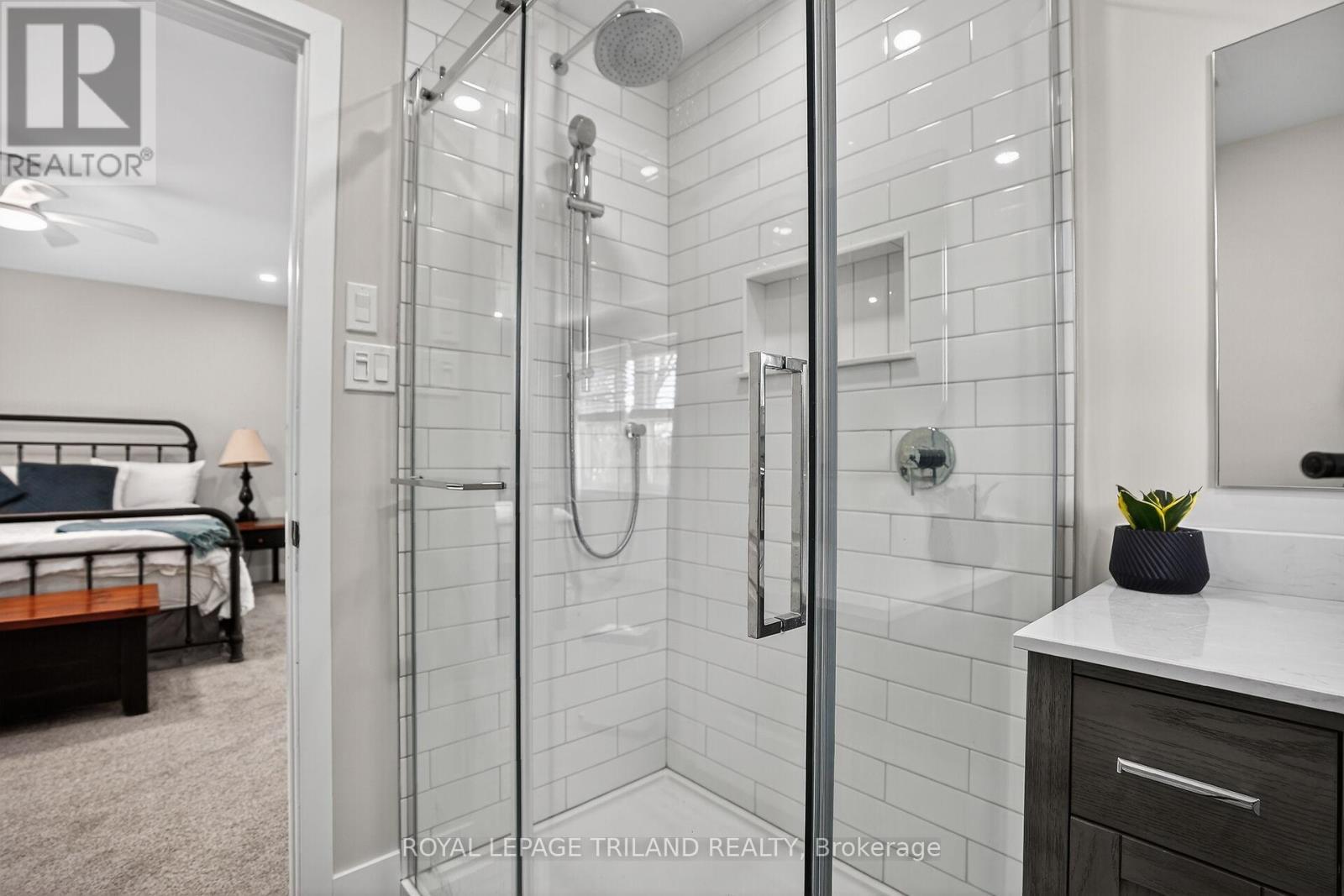Upper Floor: Primary Ensuite - 88 Salem Court, London South (South P), ON - Indoor Photo Showing Bathroom