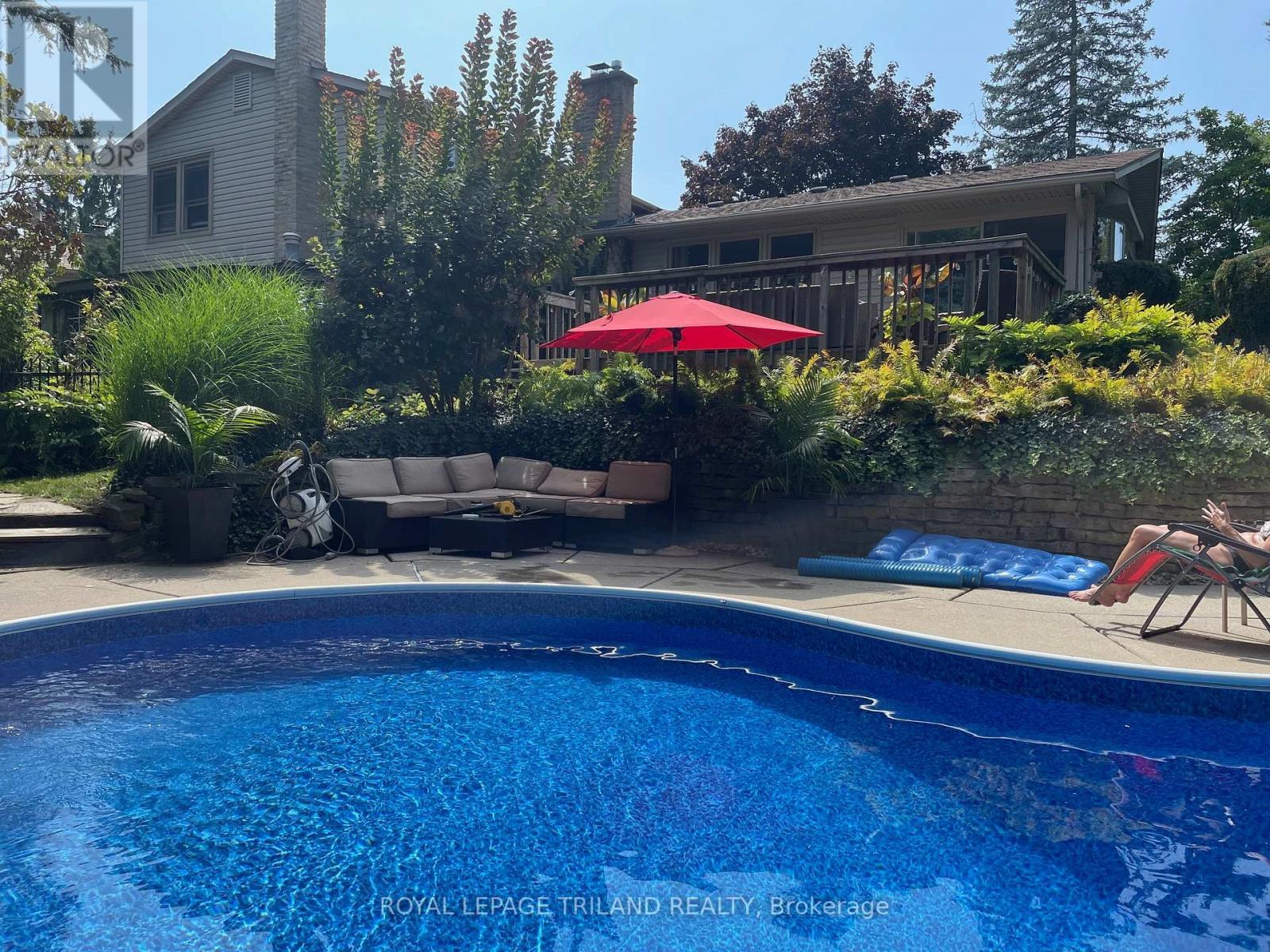 Backyard: Relaxing Pool Day! - 88 Salem Court, London South (South P), ON - Outdoor With Above Ground Pool