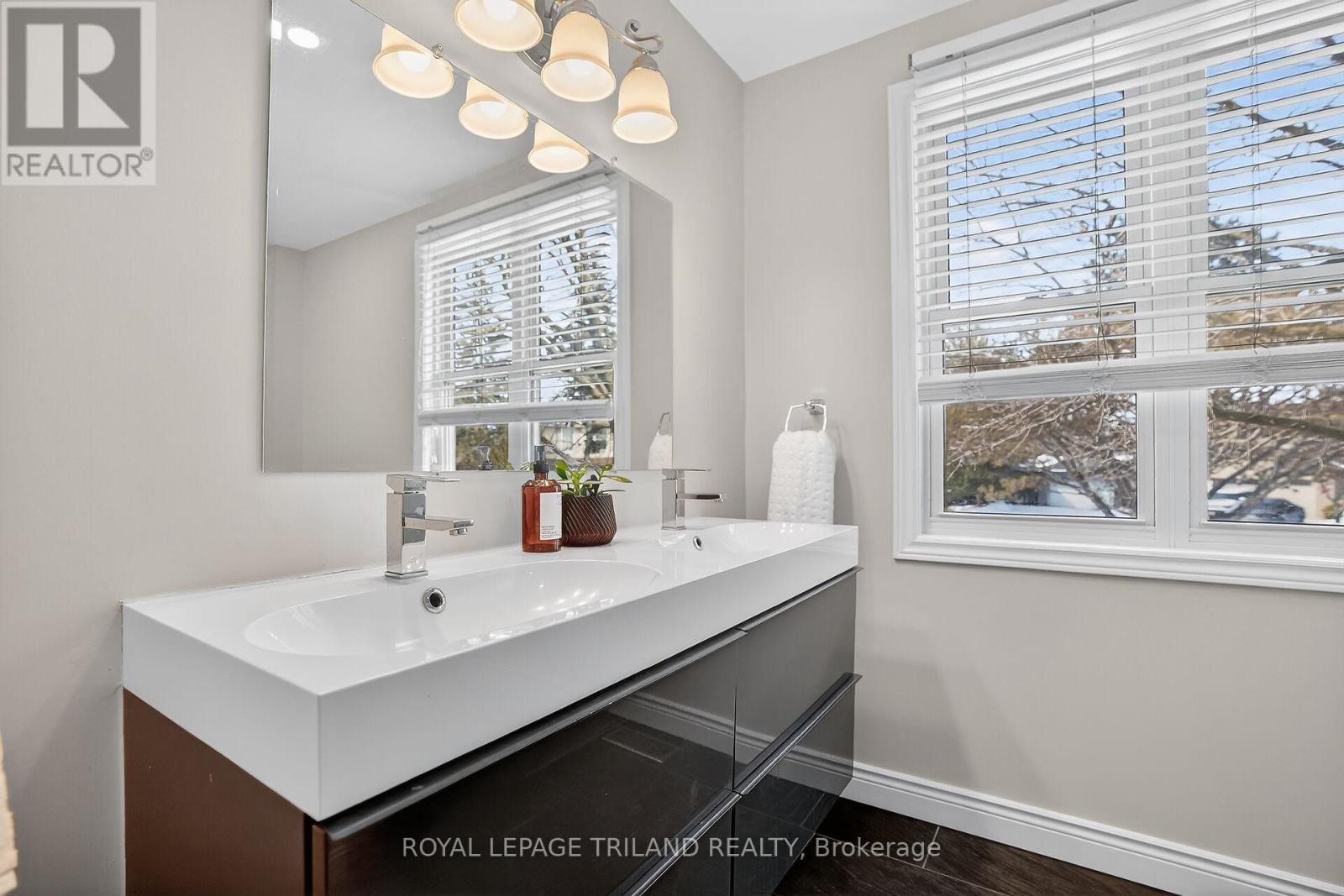 Upper Floor: Bathroom - 88 Salem Court, London South (South P), ON - Indoor Photo Showing Bathroom