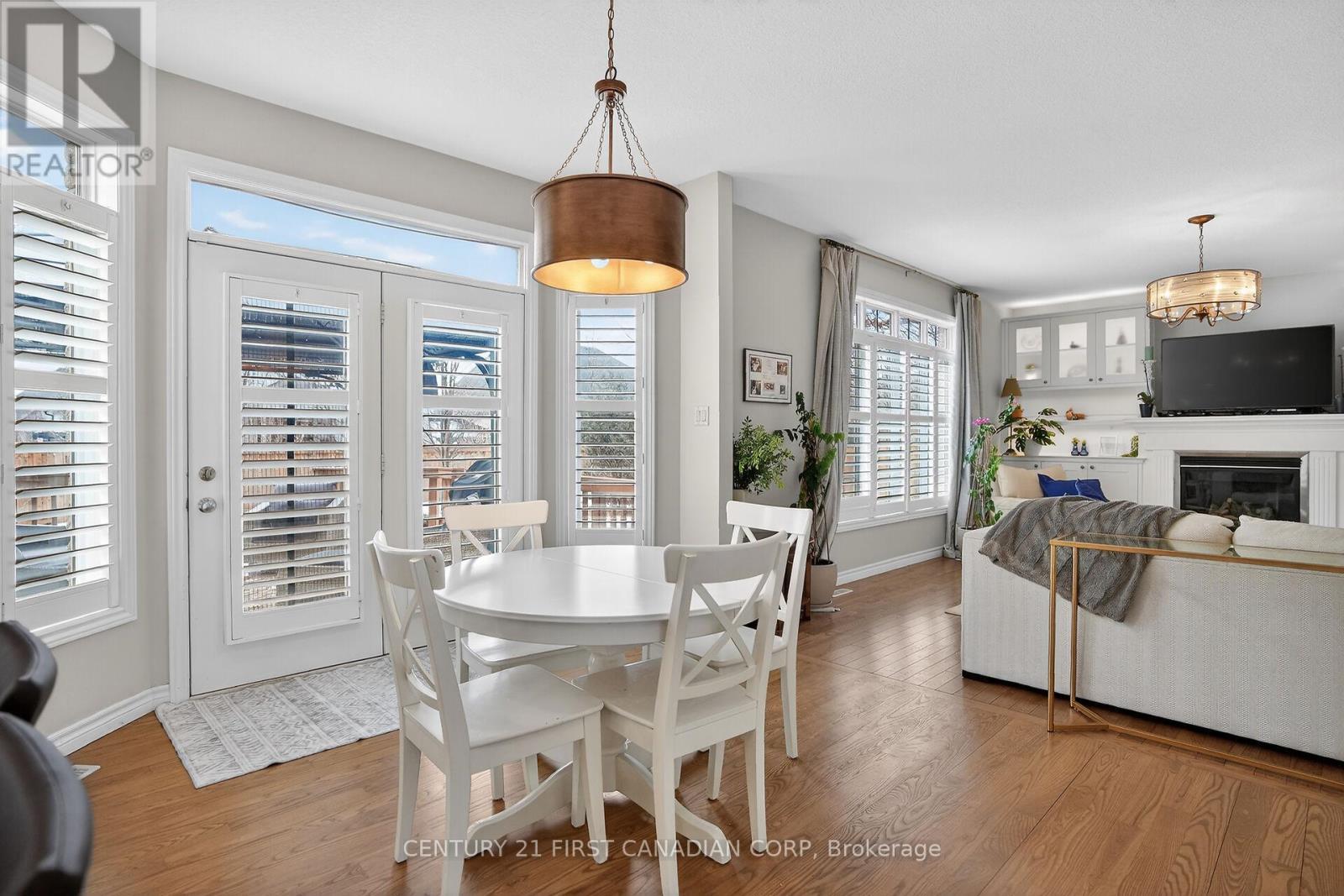 1983 Quarrier Road, London North (North R), ON - Indoor With Fireplace