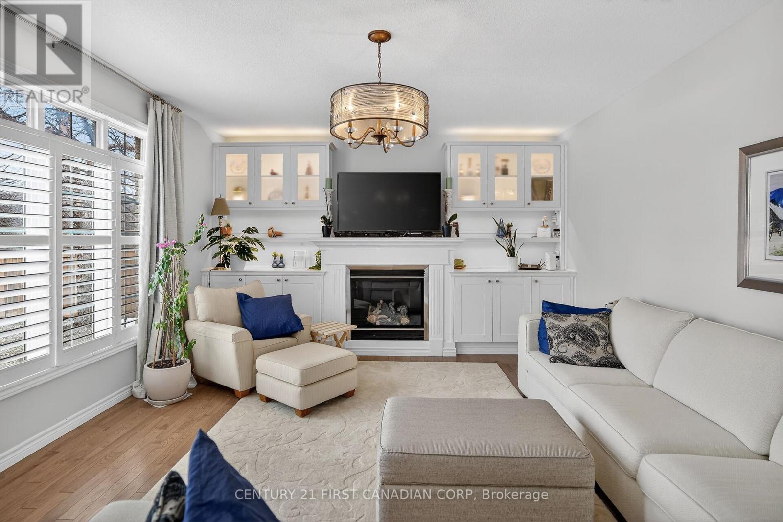 1983 Quarrier Road, London North (North R), ON - Indoor Photo Showing Living Room With Fireplace