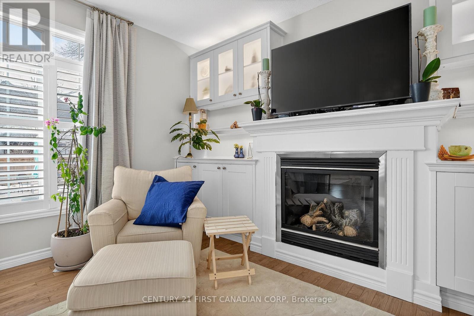 1983 Quarrier Road, London North (North R), ON - Indoor Photo Showing Living Room With Fireplace