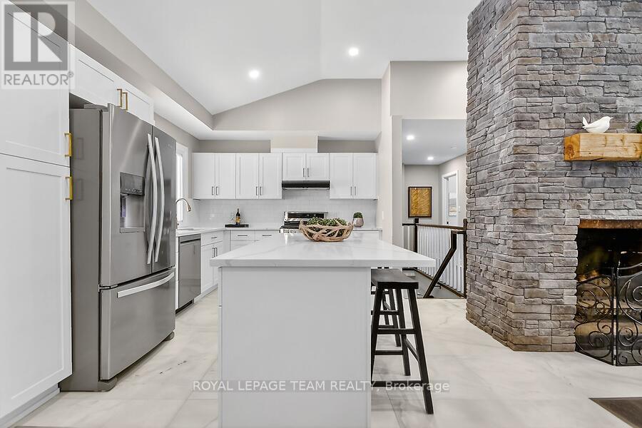 6636 Marina Drive, Ottawa, ON - Indoor Photo Showing Kitchen With Upgraded Kitchen