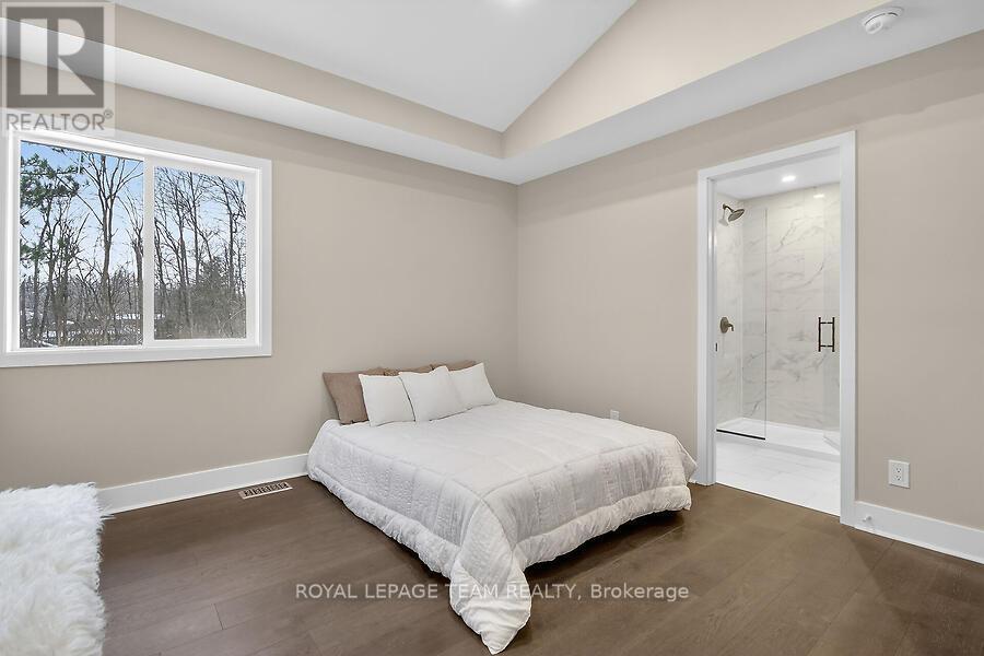 6636 Marina Drive, Ottawa, ON - Indoor Photo Showing Bedroom