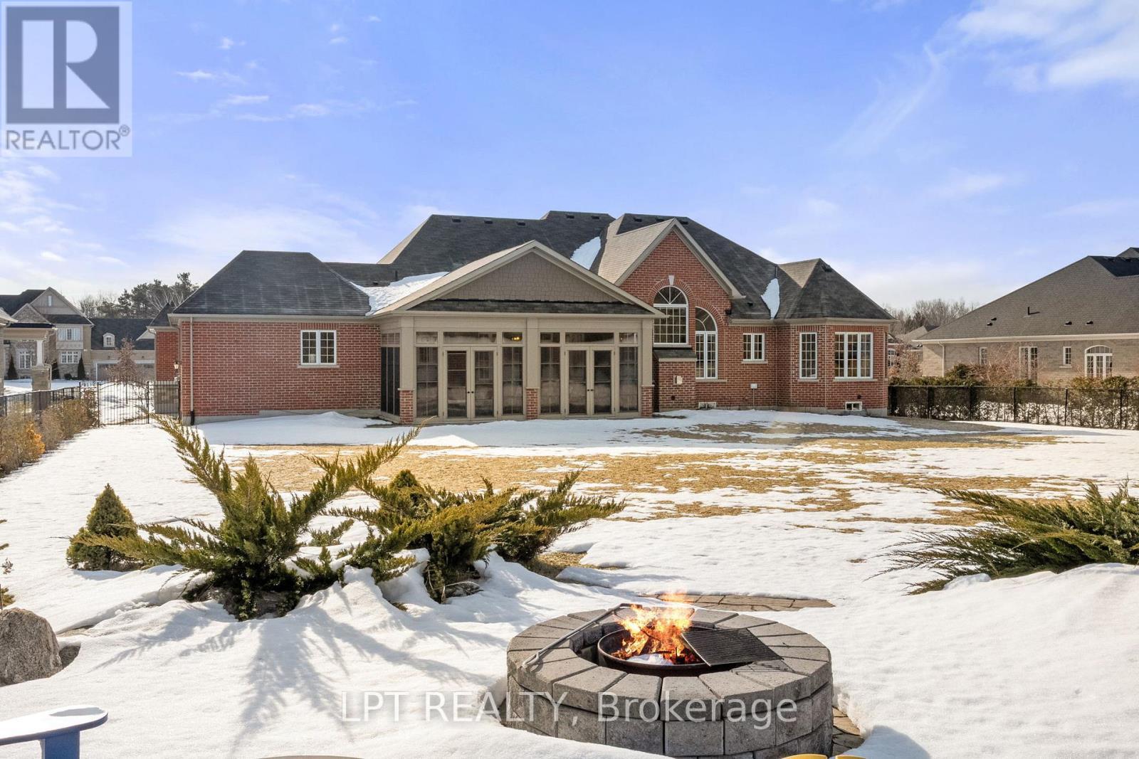 Luxurious Bungalow - 18 Wolford Court, Georgina, ON - Outdoor